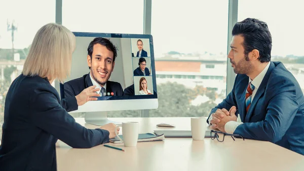 Grupo de chamadas de vídeo reunião de empresários em local de trabalho virtual ou escritório remoto — Fotografia de Stock