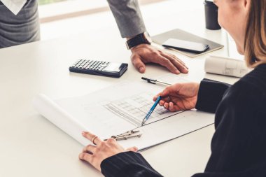 Çizim ile çalışan mimar ve mühendis.