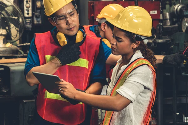 Grupo de trabalhadores habilidosos usando equipamentos de máquinas na oficina de fábrica — Fotografia de Stock