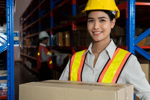 Retrato de jovem mulher asiática do armazém trabalhador sorrindo no armazém — Fotografia de Stock