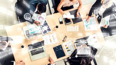 Kurumsal personel toplantısında iş adamlarının yaratıcı görüntüsü