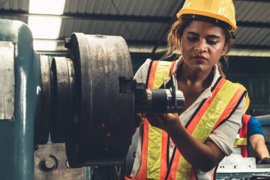 Becerikli fabrika kadın işçisi imalat atölyesinde makine işi yapıyor.