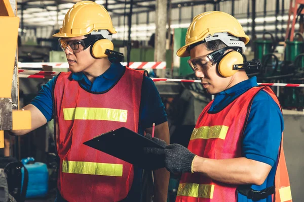 Grupo de hábiles trabajadores de la fábrica que utilizan equipos de máquinas en el taller — Foto de Stock