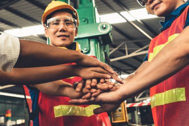 Becerikli fabrika işçilerinden oluşan ekip birlik ve destek gösteriyor.