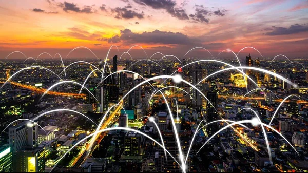 Smart digital city con globalizzazione grafica astratta che mostra la rete di connessione — Foto Stock