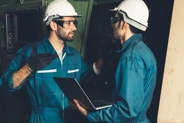 Grupo de hábiles trabajadores de la fábrica que utilizan equipos de máquinas en el taller — Foto de Stock