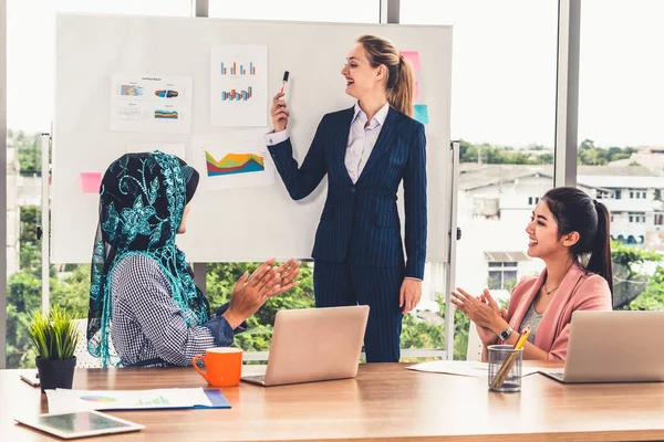 Grupo de trabalho multicultural na reunião de trabalho em equipa. — Fotografia de Stock