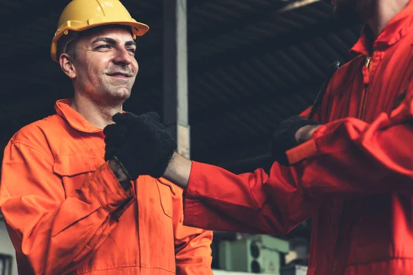 Dos hábiles ingenieros de fábrica o trabajadores que muestran trabajo en equipo y asociación . — Foto de Stock