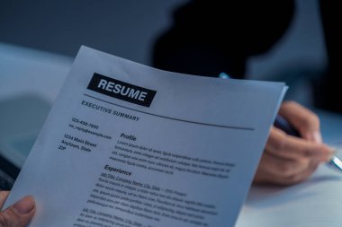 İnsan Kaynakları Müdürü CV özgeçmişini okudu