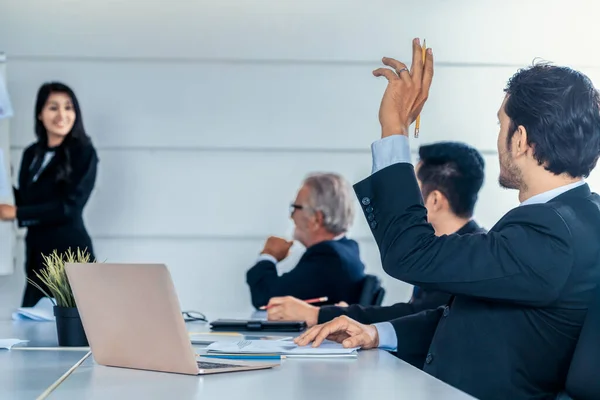 Gente de negocios escuchando la presentación de reuniones. — Foto de Stock