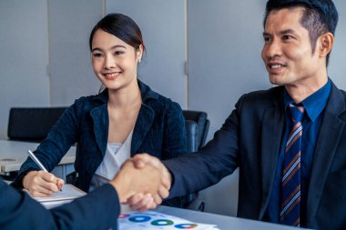 İş adamlarının el sıkışma anlaşması.