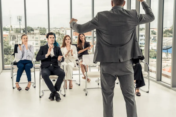 Podnikatelky a podnikatelé na skupinovém setkání. — Stock fotografie
