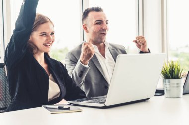 İşadamı ve işkadını ofiste çalışıyor..