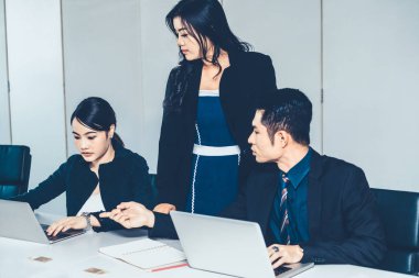 Grup toplantısındaki iş adamları ofiste çalışıyor..