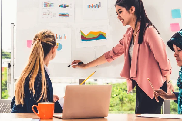 Gruppo di lavoro multiculturale in riunione di lavoro di gruppo. — Foto Stock