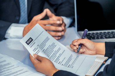 İnsan Kaynakları Müdürü CV özgeçmişini okudu