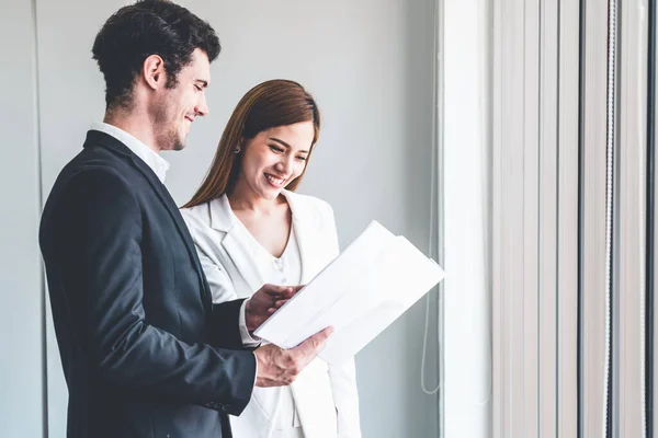 Businesswoman meeting with businessman in office. — Stock Photo, Image