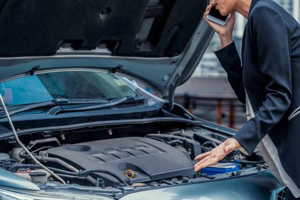 Frau mit Autopanne ruft Reparaturdienst. — Stockfoto