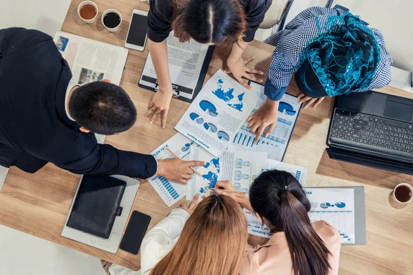 Geschäftsleute in Gruppengesprächen im Office Room. — Stockfoto