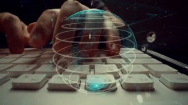 İş verilerinin analitik modernizasyonunun grafiği üzerinde çalışan adam