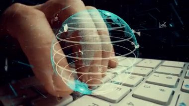 İş verilerinin analitik modernizasyonunun grafiği üzerinde çalışan adam