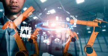 Mekanize endüstri robotu kolu ve fabrika işçisi çift pozlama