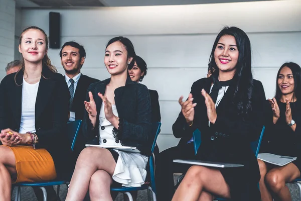 Zakenmensen en zakenvrouwen vieren succes. — Stockfoto