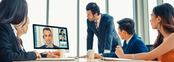 Videogespreksgroep zakenmensen ontmoeten elkaar op virtuele werkplek of kantoor op afstand — Stockfoto