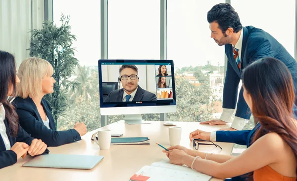 Grupo de chamadas de vídeo reunião de empresários em local de trabalho virtual ou escritório remoto — Fotografia de Stock