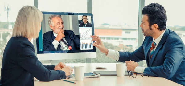 Grupo de videollamadas: reunión de empresarios en un lugar de trabajo virtual u oficina remota — Foto de Stock