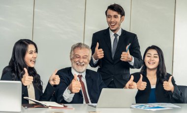 İş adamları, yönetici ve çalışanlar toplantıda..