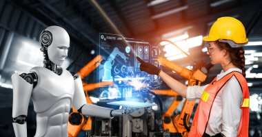 Mekanize endüstri robotu ve insan işçileri gelecekteki fabrikada birlikte çalışıyorlar.