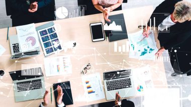 Kurumsal personel toplantısında iş adamlarının yaratıcı görüntüsü