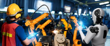 Mekanize endüstri robotu ve insan işçileri gelecekteki fabrikada birlikte çalışıyorlar.