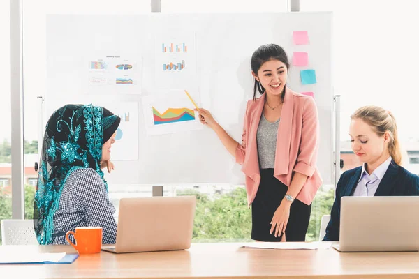 Grupo de trabajo multicultural en la reunión de trabajo en equipo. —  Fotos de Stock