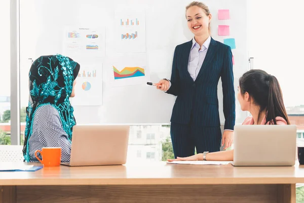 Gruppo di lavoro multiculturale in riunione di lavoro di gruppo. — Foto Stock