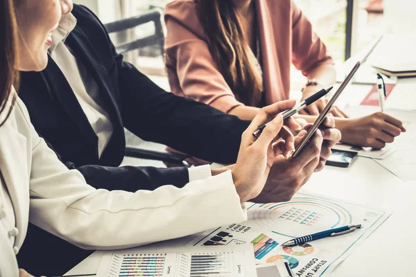 Businessman and businesswomen working in office. — Stock Photo, Image