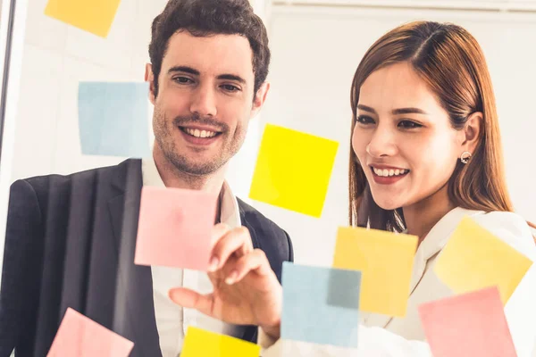 Mujer de negocios asiática creativa en taller de reunión. —  Fotos de Stock