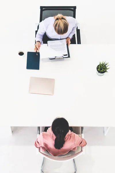 Duas jovens empresárias se reúnem para entrevista. — Fotografia de Stock