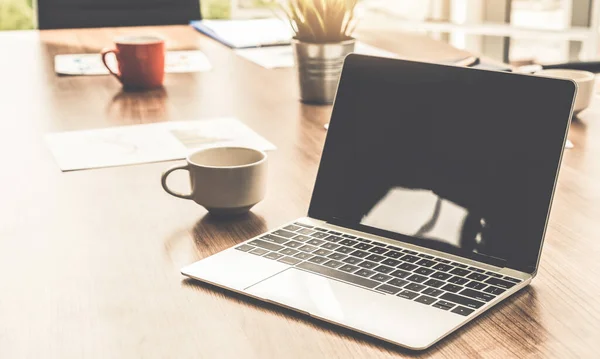 Laptopcomputer op tafel in vergaderzaal. — Stockfoto