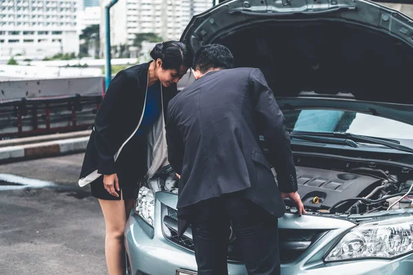 Hombre ayudar a la mujer solucionar el problema del coche. —  Fotos de Stock