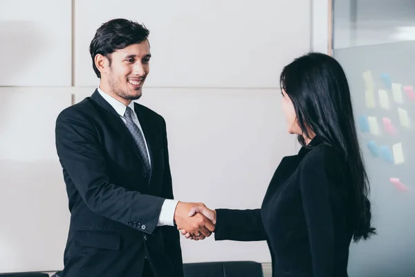 Accordi di handshake per gli imprenditori in ufficio. — Foto Stock