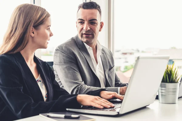 Affärsman och affärskvinna som arbetar på kontoret. — Stockfoto