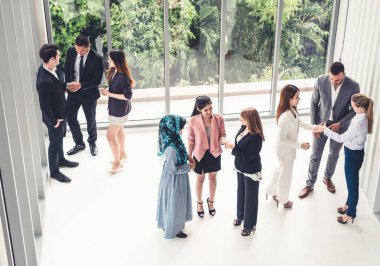 Bir çok iş adamı ofis binasında toplanıyor..