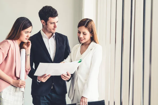 Businessman and businesswomen working in office. — Stock Photo, Image