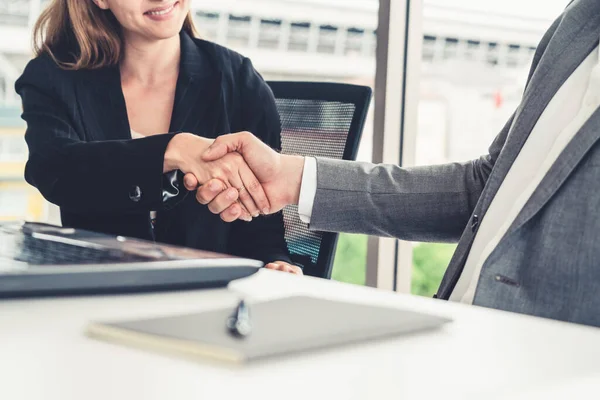 Zakenman handdruk zakenvrouw in functie. — Stockfoto