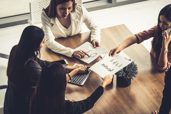 Bizneswoman in Meeting, Laptop Komputer na stole — Zdjęcie stockowe