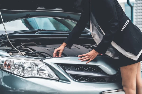 Una donna d'affari cerca di riparare la macchina da sola.. — Foto Stock