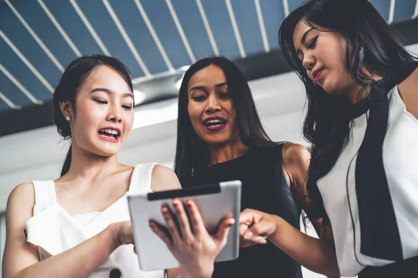 Tres mujeres amigas chatear con la tableta. —  Fotos de Stock