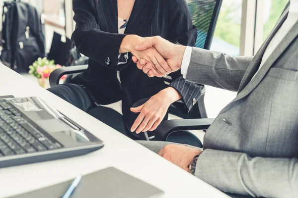 Empresário handshake empresária no escritório. — Fotografia de Stock